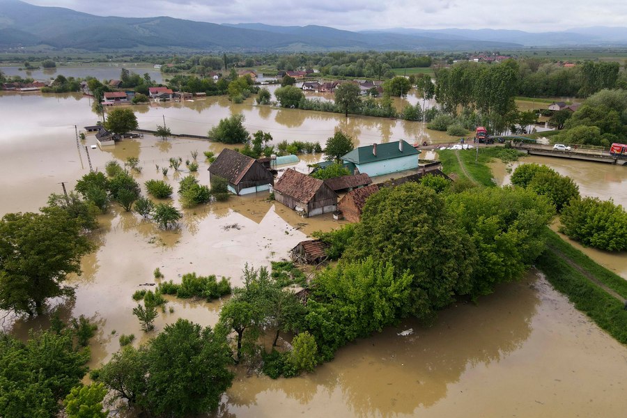 Imaginile care arată dimensiunile dezastrului din Covasna. Sute de oameni sunt evacuați, iar apa atinge pe alocuri doi metri