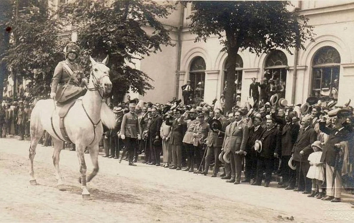Regina Maria, în fața mulțimii fericite. FOTO: imagoromaniae