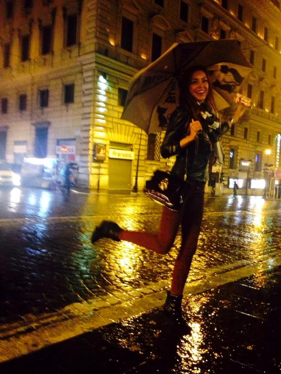Bianca Drăguşanu prin ploaie la Roma (arhiva personală)