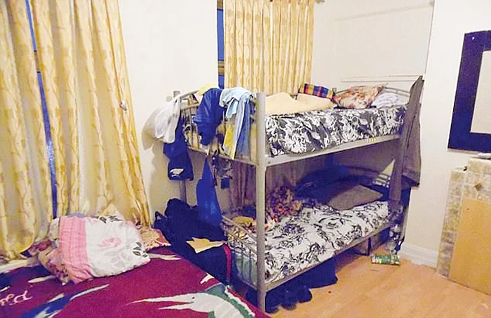 În apartamentul mic, cu patru camere, locuiau 28 de persoane într-o mizerie de nedescris