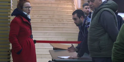 Poliţist agresiv protestatari Roşia Montană Sursa Facebook Mădălina Roşca 