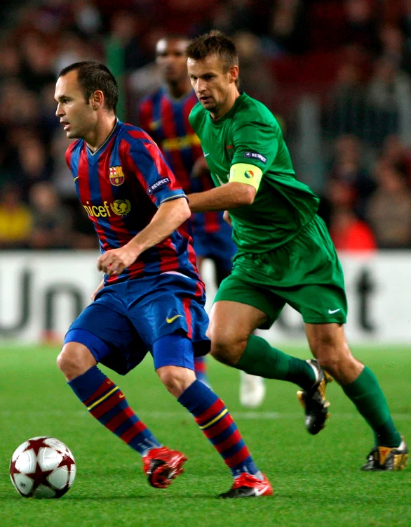 Semak (dreapta), aici în duel cu Iniesta