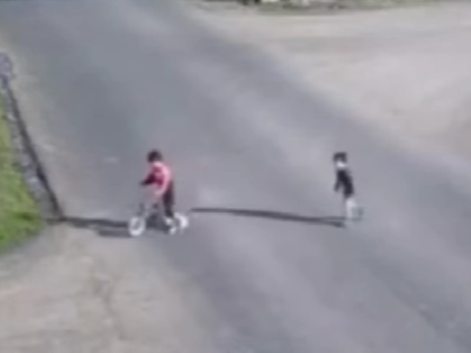 Ultimele imagini cu cei doi copii care s-au înecat într-o baltă din Vaslui. Părinții, acuzați de neglijență