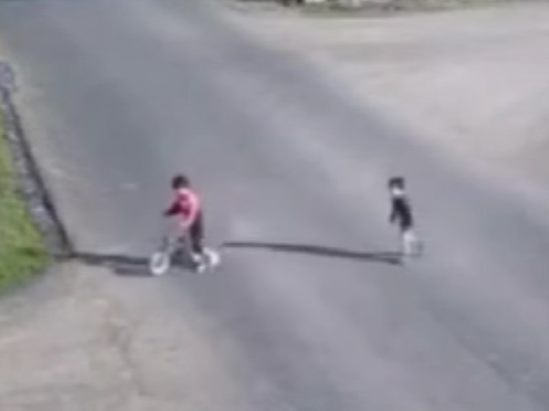 Ultimele imagini cu cei doi copii care s-au înecat într-o baltă din Vaslui. Părinții, acuzați de neglijență