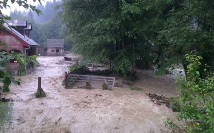 Ploaia a măturat duminică o pensiune din Valea Mare FOTO: ISU Bistriţa