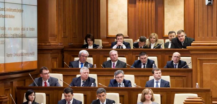 Guvernul
Gaburici, învestit cu 60 de voturi ale PLDM, PD şi PCRM, are în componenţa sa
zece miniştri noi, faţă de componenţa precedentă. Totodată, a fost numit un nou vicepremier pentru reintegrare, Victor Osipov FOTO: Alexandru Tarlev