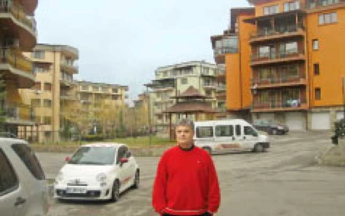 În spatele lui Ando e blocul în care el stă cu Petre şi cu Pancu