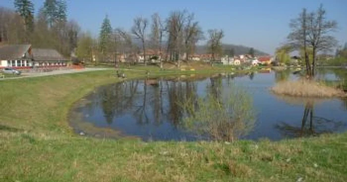Braşov: Lacul Noua şi zona „La Iepure" se înfrumuseţează