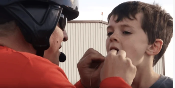 
    Pilotul Rick Rahim a ales o metodă inedită pentru a scoate dintele de lapte al fiului săufoto: captură video/Distractify  