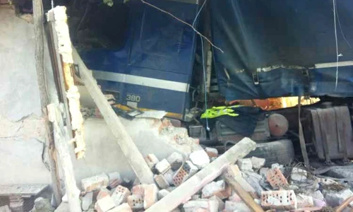 Din fericire, proprietarii imobilului nu erau acasă (foto: turnulsfatului ro) jpeg