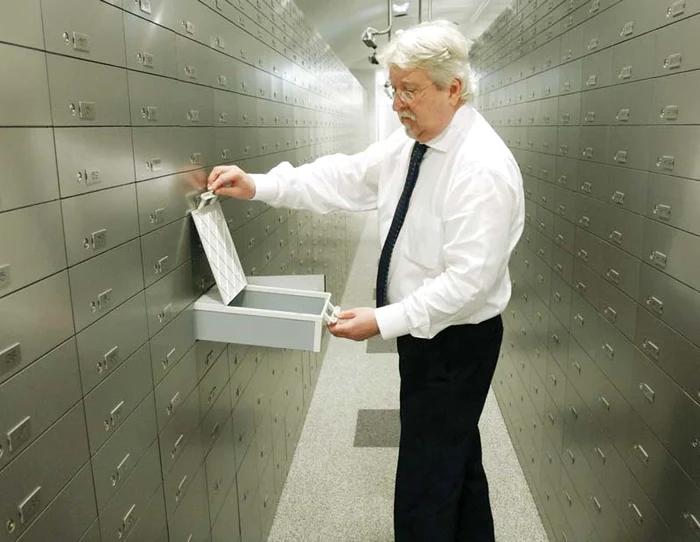 
    Anchetatorii, care se confruntă pentru prima dată cu un astfel de caz, au declarat ieri că au doi suspecţi.  