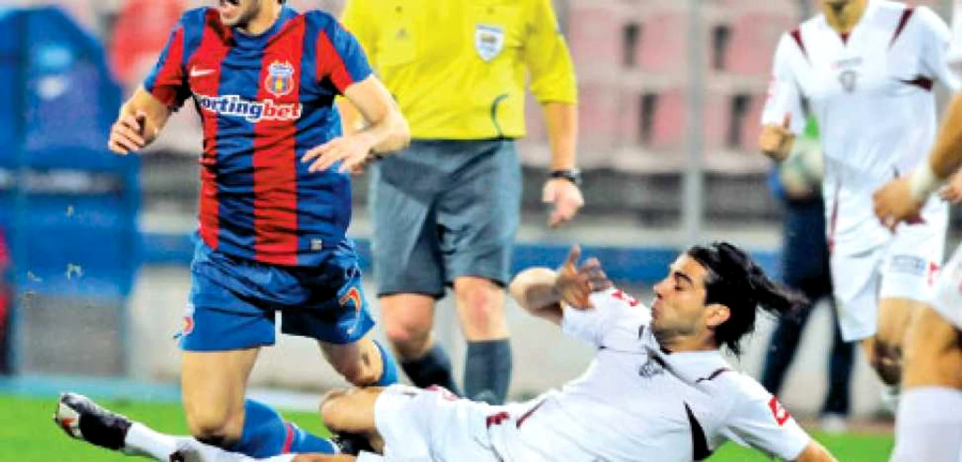 Szekely (stânga) e o pierdere grea pentru Steaua 