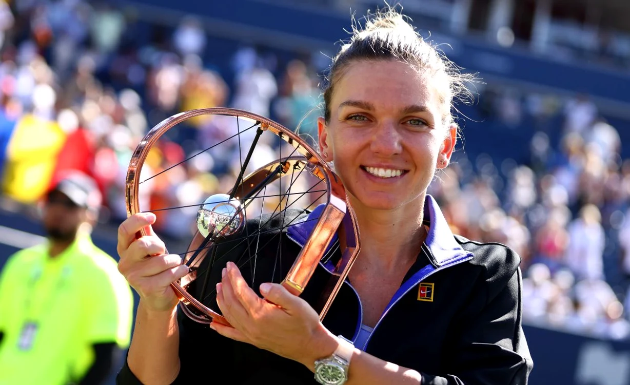 Simona Halep, cu trofeul cucerit la Toronto (FOTO: EPA)