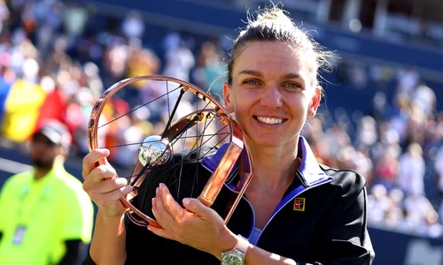 simona halep trofeu toronto 2022 jpg