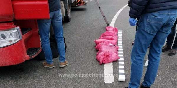opiu descoperit ascuns deasupra cabinei unui autocamion la PTF Calafat foto politia de frontiera 