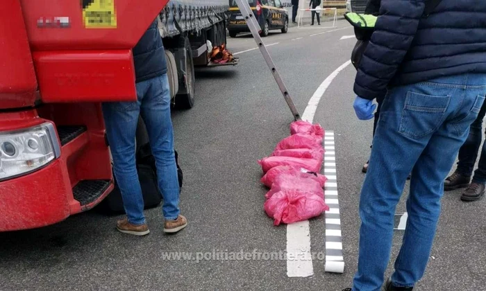 Autocamionul a fost indisponibilizat la sediul PTF Calafat, iar cetăţeanul turc a fost reţinut pentru 24 de ore