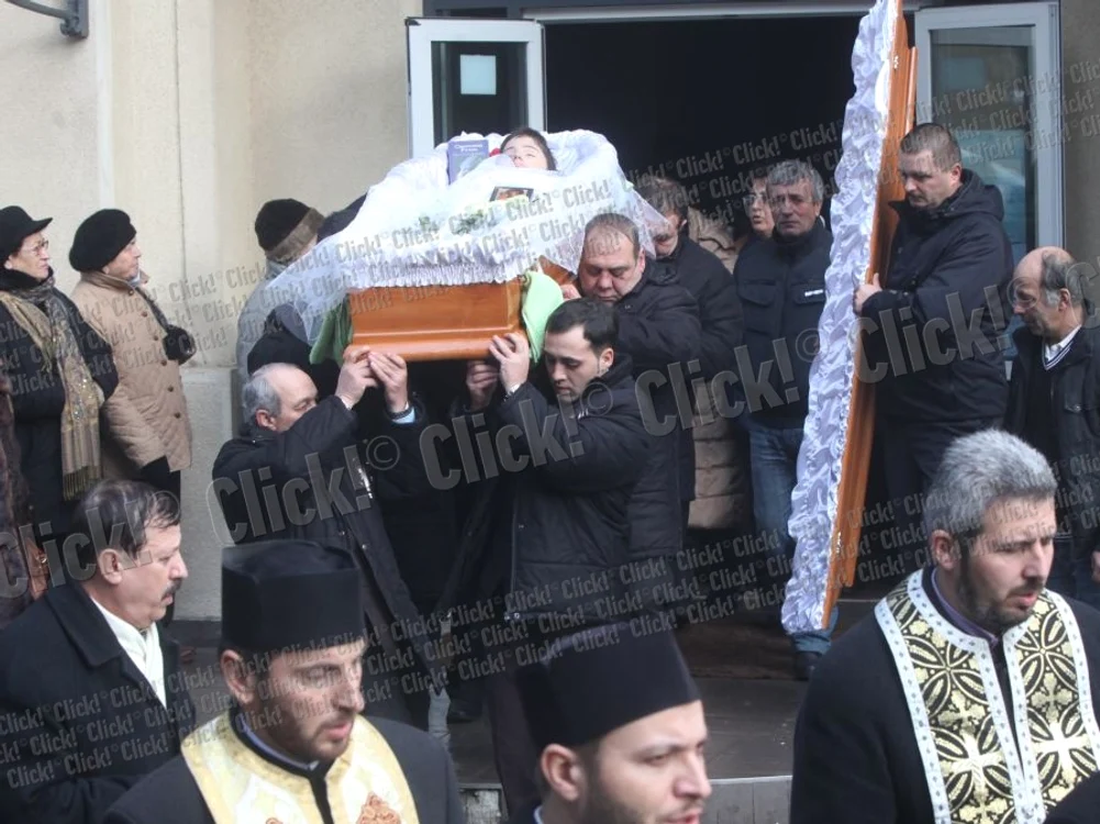 
    Sfâşiaţi de durere, părinţii, profesorii şi colegii au participat ieri la slujba de înmormântare a tinerei care a murit în tabăra de la Buşteni. (foto:Sever Gheorghe)  
