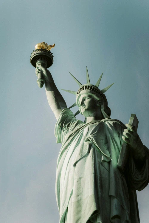Statuia simbolizează democrația și libertatea și reprezintă un bun venit pentru imigranți