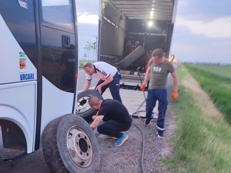 Doi poliţişti au ajutat un autocar cu copii căruia îi explodase un pneu pe E85. Șefii sunt mândri: „Felicitări, băieţi!“