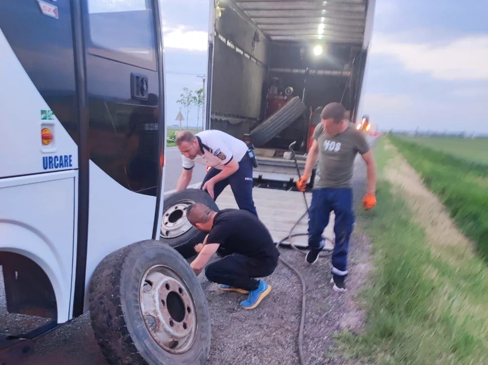 Polițiștii s-au implicat la remedierea defecțiunii FOTO Poliția Neamț