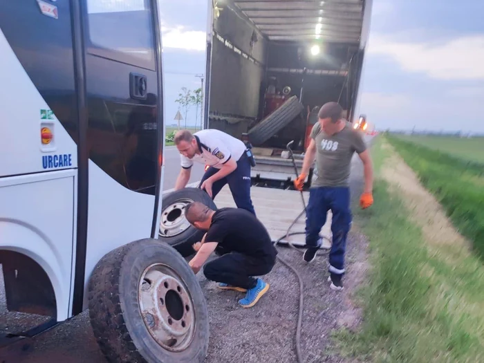 Polițiștii s-au implicat la remedierea defecțiunii FOTO Poliția Neamț