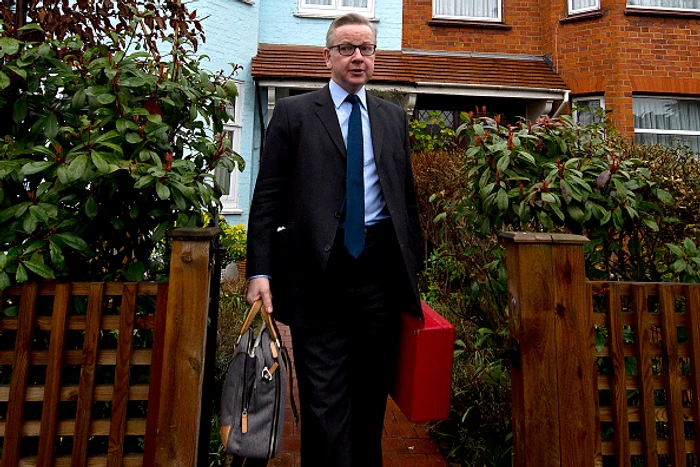 Michael Gove,ministrul britanic al justiției, în dreptul reședinței sale din Londra