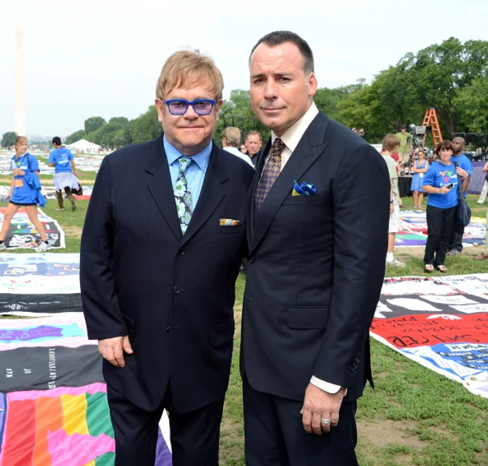 Elton John și David Furnish, la un eveniment, în 2012