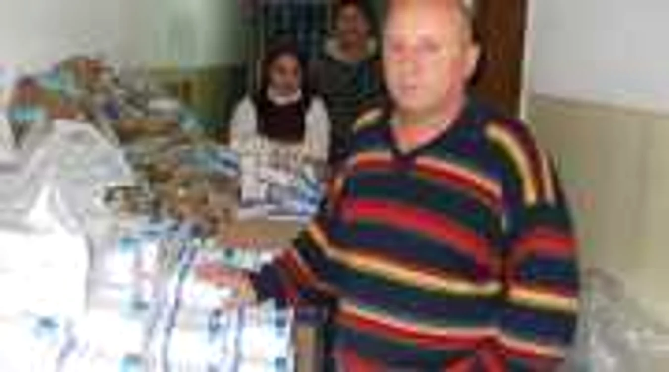 Angajaţii primăriei îi aşteaptă pe beneficiarii produselor 