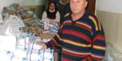 Angajaţii primăriei îi aşteaptă pe beneficiarii produselor