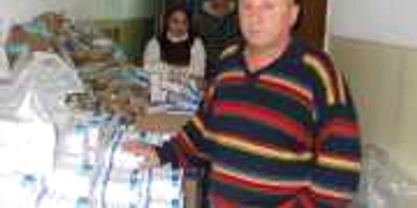 Angajaţii primăriei îi aşteaptă pe beneficiarii produselor 