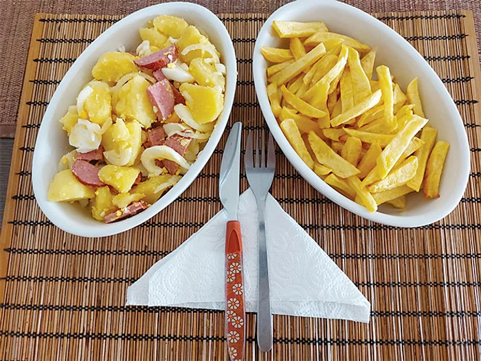 Prânzul e obligatoriu  format din cartofi și salată