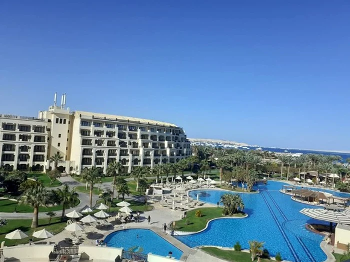 Marius Berca, managerul operațional de la Christian Tour, în conferința de presă organizată în Egipt, alături de partenerii agenției Regency