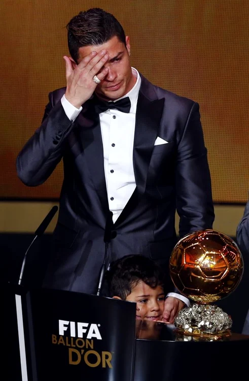 Cristiano Ronaldo a plâns când a primit trofeul (Foto: Reuters)