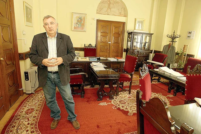 Octombrie 2008. Înainte, edilul avea patru mese de lucru în acest birou