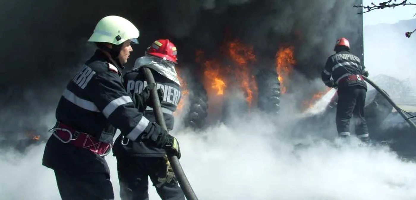 Incendiu de la Bujoreni de la vegetaţia uscată s-a extins si la un depozit de cauciucuri