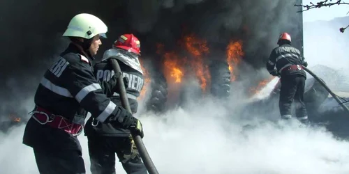 Incendiu de la Bujoreni de la vegetaţia uscată s-a extins si la un depozit de cauciucuri