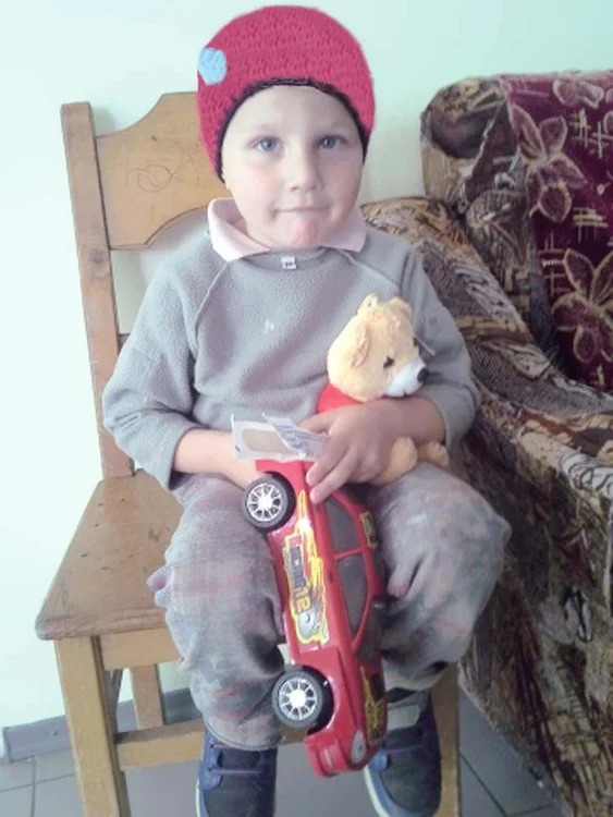 
    Trei fraţi au fost uitaţi în casă, nemâncaţi  