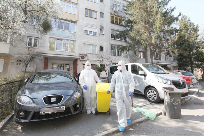 Andrei și Florică poartă mască, costum de protecție și mănuși