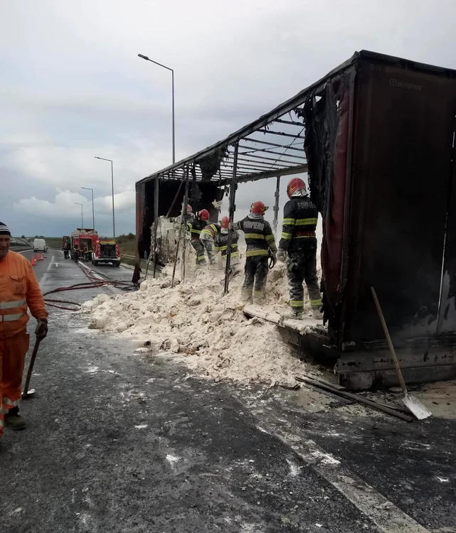 Remorca unui TIR încărcat cu făină de grâu a fost cuprinsă de flăcări FOTO DRDP Timișoara