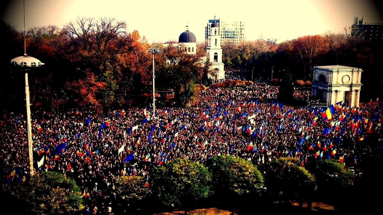Bulevardul Ştefan cel Mare din Chişinău a fost colorat în albatru de cei 100.000 de oameni care, în noiembrie, au organizat un marş pro-european în capitala Moldovei. FOTO Victor Lutenco/Facebook