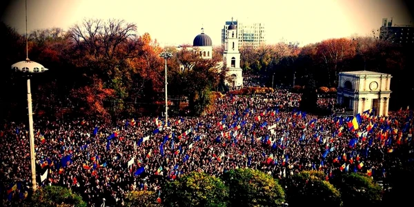 Zeci de mii de oameni participa de la mitingul pro-Europa din Chisinau FOTO Victor Lutenco/Facebook