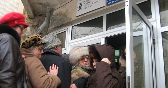 Bolnavi şi bătrâni, pensionarii au îndurat frigul ore întregi.