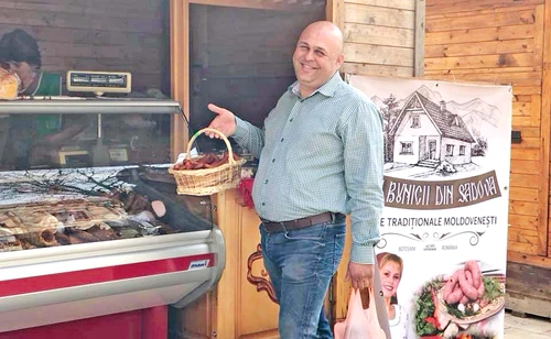 Cristian Achiţei îşi vinde marfa pe la târgurile din ţară