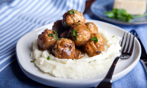 Chiftele cu sos barbeque  Sursa foto shutterstock 2068086020 jpg