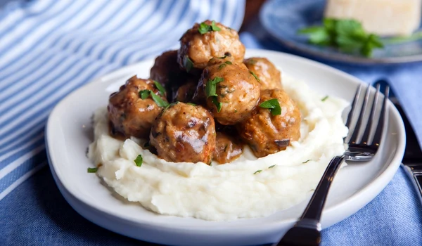 Chiftele cu sos barbeque  Sursa foto shutterstock 2068086020 jpg