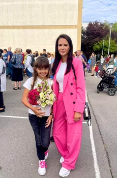 Livia Graur și fiica ei, în prima zi de școală