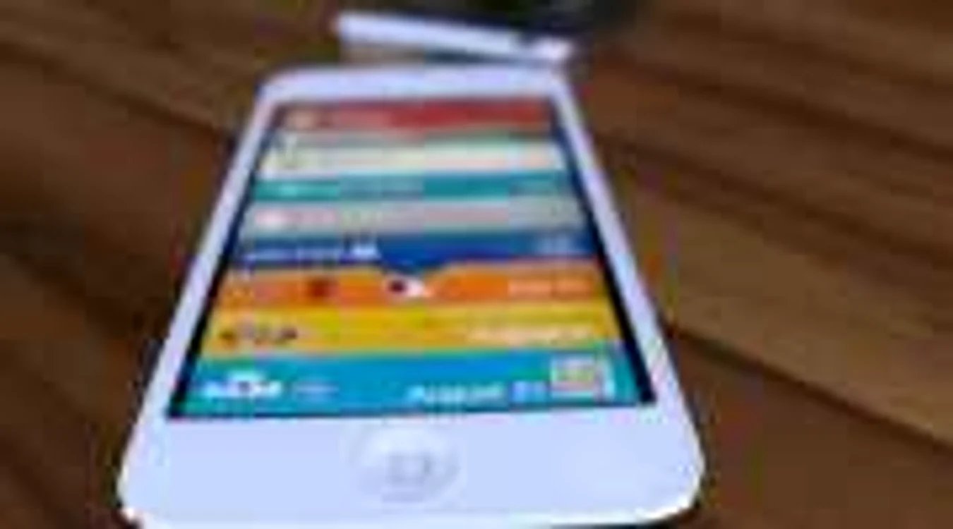 Noul iPhone va avea un "fund" nou, cu conector mai mic şi mufa de căşti FOTO: gottabemobile.com