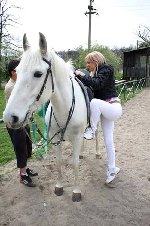 Simona Sensual, călare pe un cal alb ca o prinţesă.