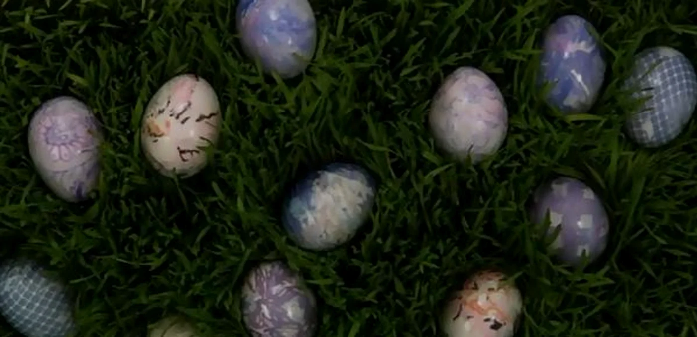 
    Pentru început, înfăşoară ouăle în bucăţi de mătase. Rezultatul final? Atât de frumos! Foto: Captura Youtube  