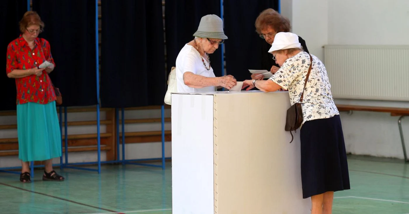 Pensionarii au venit în număr mare la vot. încă de la deschiderea urnelor FOTO: Mediafax